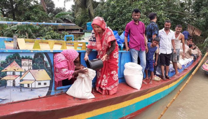 নৌকায় বানভাসিদের আশ্রয়, খাদ্য সংকট চরমে