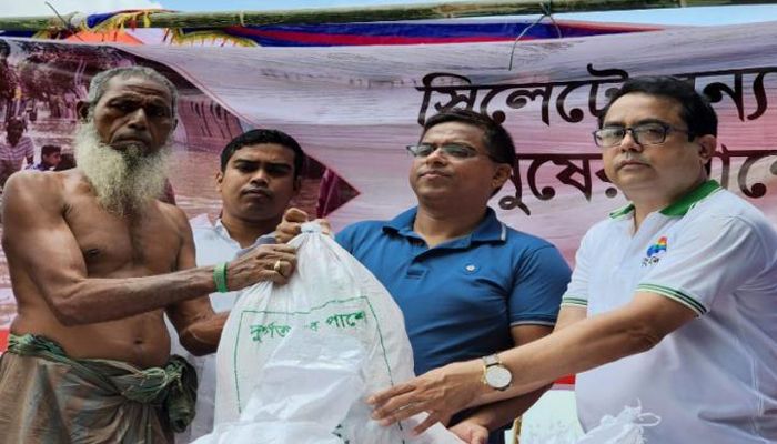 সুনামগঞ্জের তাহিরপুরে বন্যাদুর্গতদের পাশে রংধনু গ্রুপ ও প্রতিদিনের বাংলাদেশ