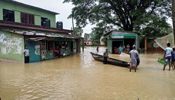 উজানের পানিতে বন্দি হাওরের লাখো মানুষ