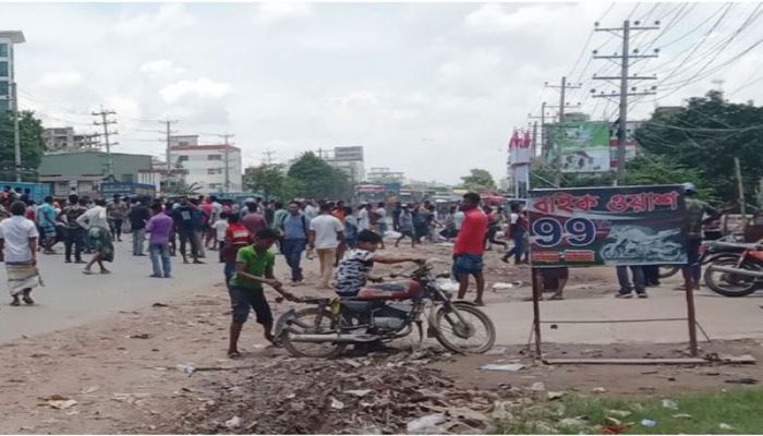 মহাসড়ক অবরোধ করে রিকশাচালকদের বিক্ষোভ