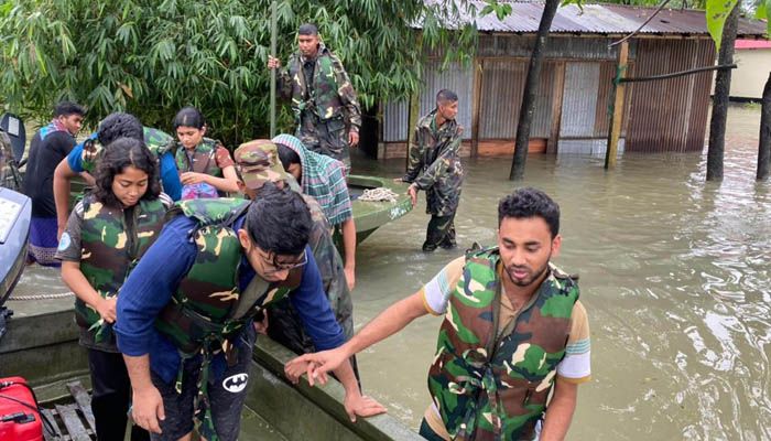 বন্যায় সুনামগঞ্জে আটকে পড়া শিক্ষার্থীদের উদ্ধার করে সেনাবাহিনী