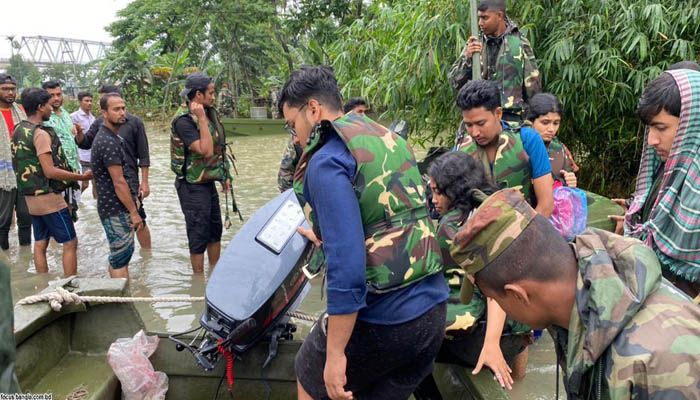 সুরমার চরে আটকে পড়া শিক্ষার্থীদের উদ্ধার করল সেনাবাহিনী