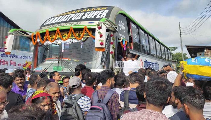 প্রথম বাসে চড়তে টিকিট সংগ্রহ ৩ দিন আগে