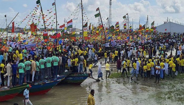পদ্মার বুকে বর্ণিল নৌকার শোডাউন
