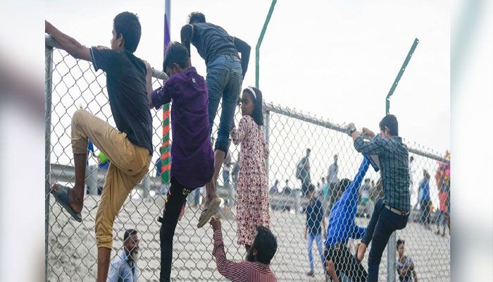 নিষেধের পরোয়া না করে পদ্মা সেতুতে জনতার ঢল