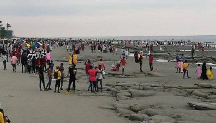 শুক্রবারেও সাগরকন্যায় মানুষের স্রোত