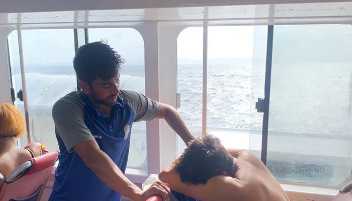 সমুদ্রে অসুস্থ হয়ে পড়লে নুরুল হাসানকে শুশ্রুষা দিচ্ছেন সতীর্থ মেহেদী হাসান মিরাজ। ছবি- সংগৃহীত 