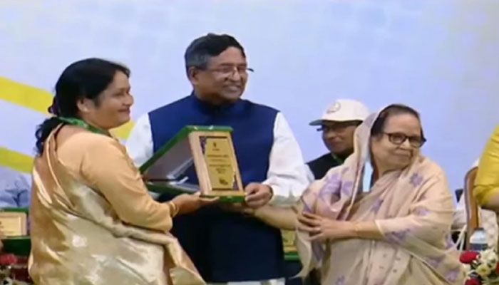 কৃষিতে অনন্য অবদানের জন্য সম্মাননা পেলেন ১৩ জন