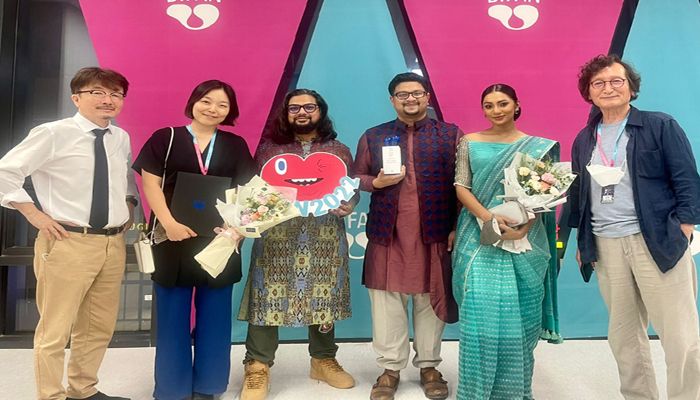 আড়ংয়ের পোশাক পরে পুরস্কার নিলেন নুহাশ ও সুনেহরা 