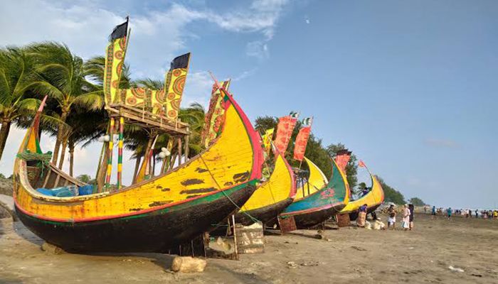 সাগরযাত্রায় প্রস্তুত ফিশিং বোট। ছবি: প্রবা