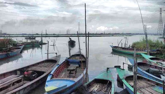 ধলেশ্বরীতে লঞ্চের ধাক্কায় ট্রলারডুবি