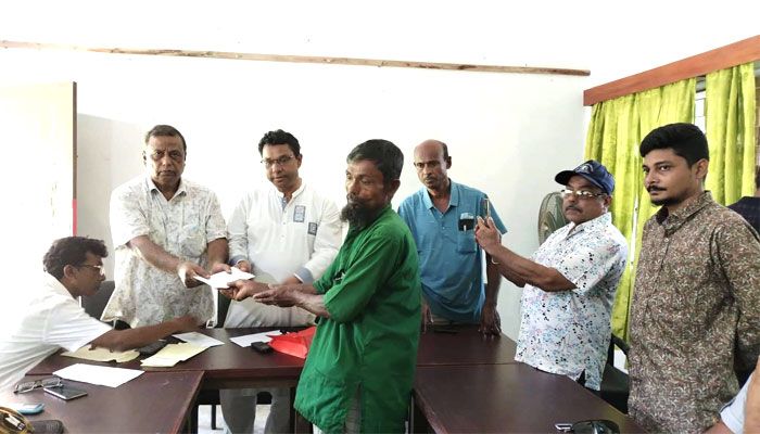 নেত্রকোনায় বন্যায় ক্ষতিগ্রস্থ ১৪ পরিবারকে আর্থিক সহায়তা প্রদান