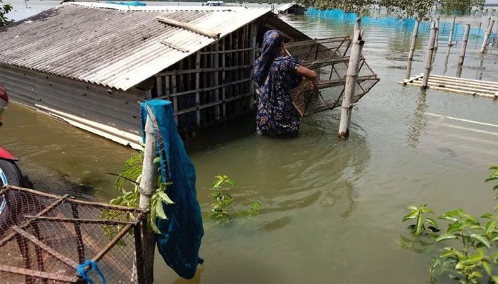 সাতক্ষীরায় বাঁধ ভেঙে ১৫ গ্রাম প্লাবিত 