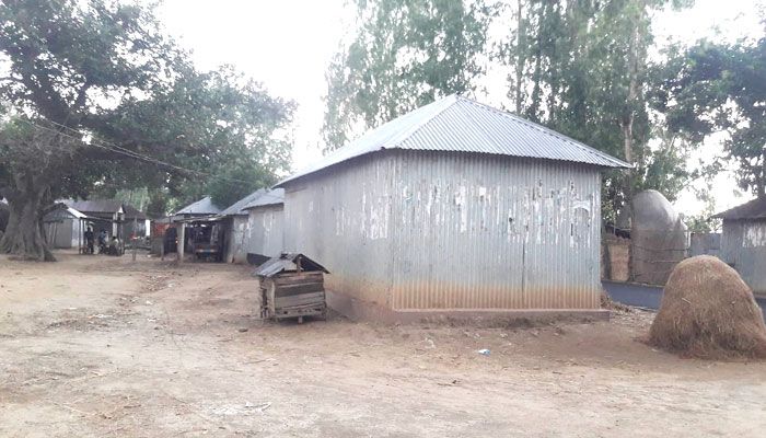 তাড়াশের হাট-বাজারে প্রভাবশালীদের ধান্ধাবাঁজির ঘর
