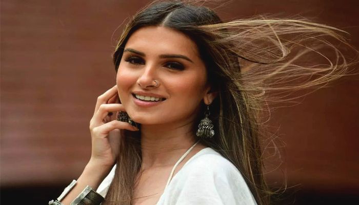 প্রেম করছেন তারা সুতারিয়া