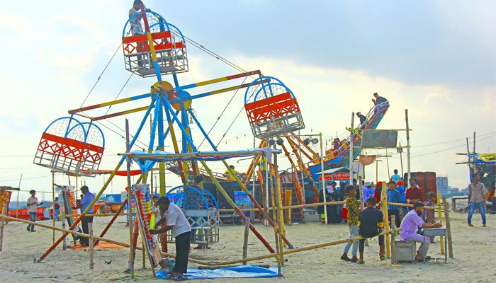  নাগরদোলায় উঠে কিশোরীদের আনন্দ 