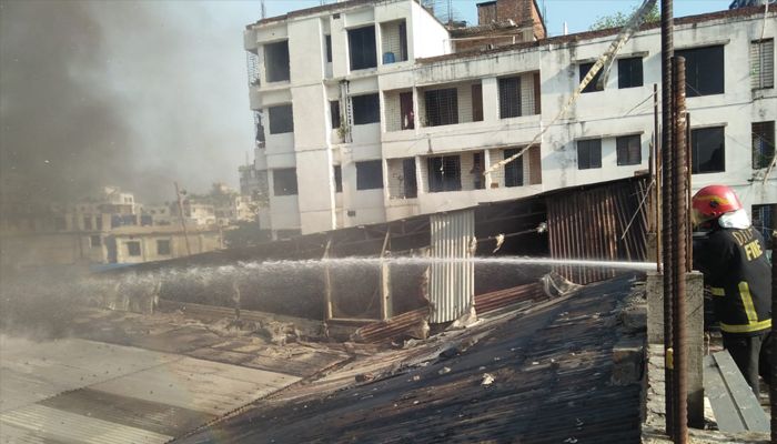 ডেমরায় প্যাকেজিং কারখানার আগুন নিয়ন্ত্রণে