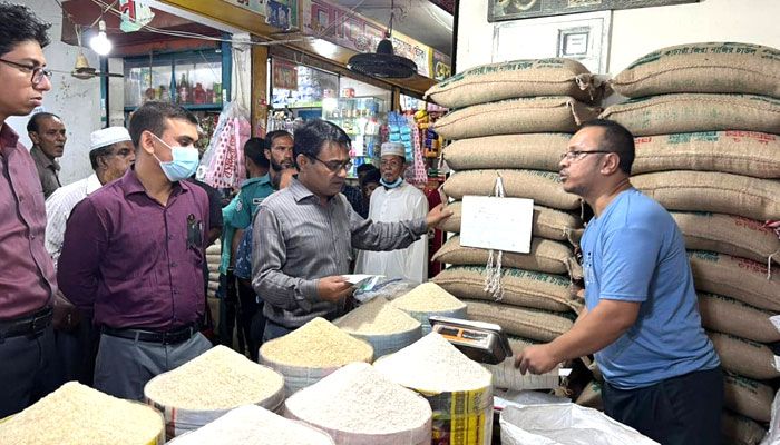 পলাশী বাজারে দুই ব্যবসায়ীকে জরিমানা