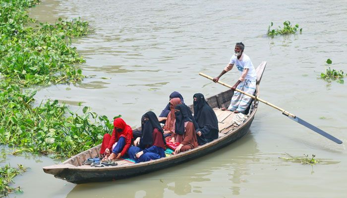 শিক্ষার্থীদের নৌকায় যাতায়াত