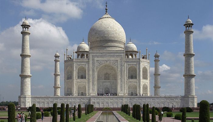তাজমহল দেখতে চার কিশোরের...