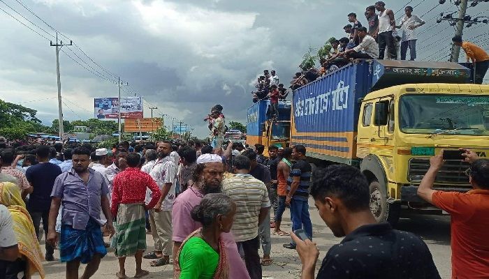 মহাসড়ক অবরোধ করে বিক্ষোভ