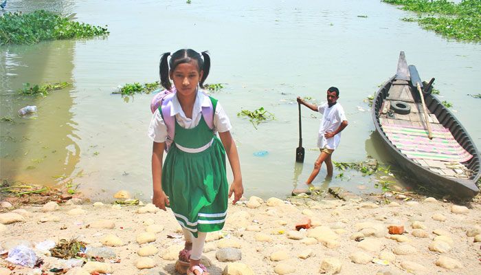 শিক্ষার্থীদের নৌকায় যাতায়াত