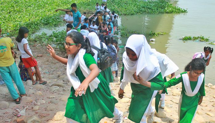 শিক্ষার্থীদের নৌকায় যাতায়াত