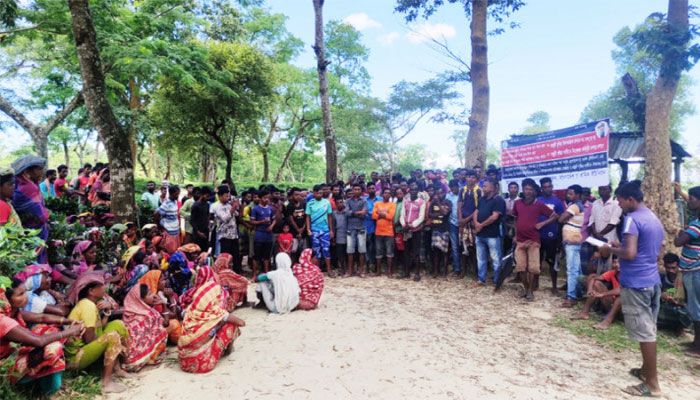 দাবি আদায়ে অনড় চা শ্রমিকরা, উৎপাদন কমার শঙ্কা