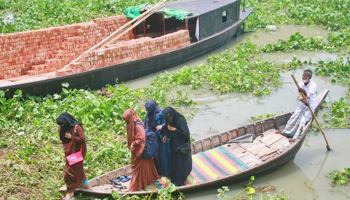 শিক্ষার্থীদের নৌকায় যাতায়াত