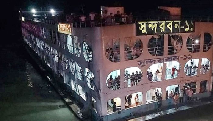 চরে আটকে পড়া যাত্রীরা গন্তব্যে গেলেন অন্য লঞ্চে