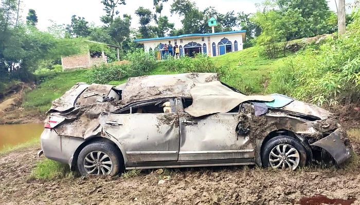 নিয়ন্ত্রণ হারিয়ে কার খাদে, বাবা-মেয়ে নিহত