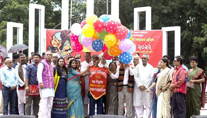 আদিবাসী দিবসের অনুষ্ঠানে শহীদ মিনার থেকে বেলুন উড়িয়ে দিচ্ছে উপস্থিতরা