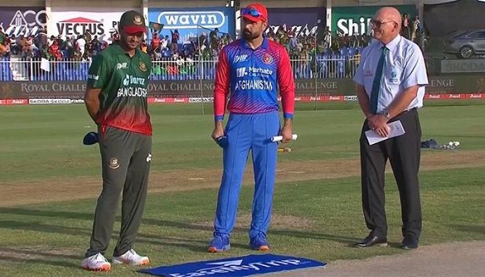 টস জিতে ব্যাটিং নিয়েছে বাংলাদেশ