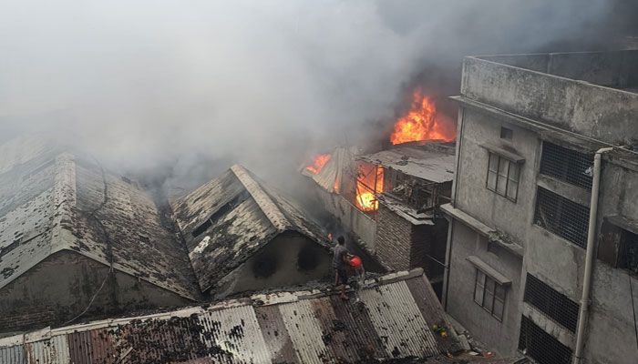 চকবাজারে পুড়েছে প্লাস্টিক কারখানা