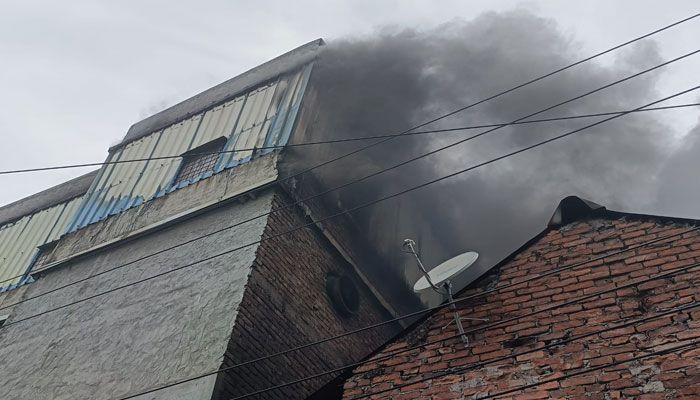 চকবাজারে পুড়েছে প্লাস্টিক কারখানা