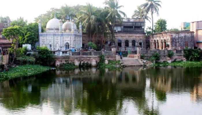 দেওয়ানবাড়ির সামনে স্বচ্ছ জলের পুকুর