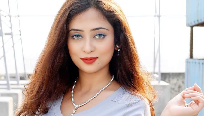 হজ্ব পালন করে এসে পারিশ্রমিক  চাইলেন  নায়িকা 