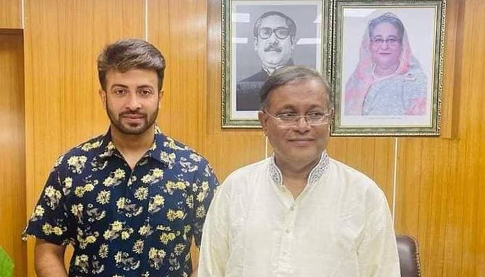 অনুদানের চেক হাতে পেলেন শাকিব খান