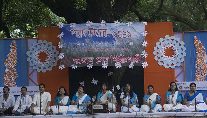 শরৎ উৎসবের মঞ্চে সত্যেন সেন শিল্পীগোষ্ঠীর বৃন্দ পরিবেশনা। প্রবা ফটো