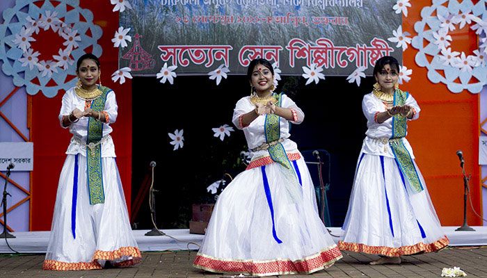 নৃত্যজনের সম্মেলক পরিবেশনা। প্রবা ফটো