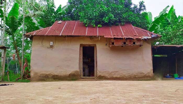 হারিয়ে যাচ্ছে গ্রামবাংলার মাটির ঘর