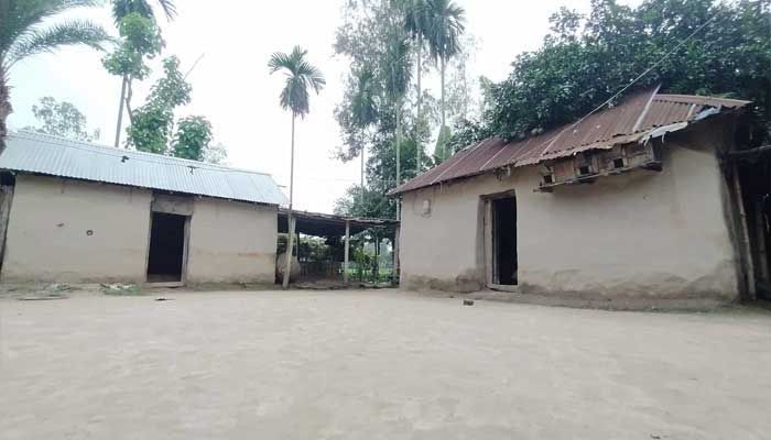 আধুনিকতার ছোঁয়ায় বিলুপ্ত হতে বসেছে মাটি দিয়ে তৈরি ঘর। ছবি : প্রবা