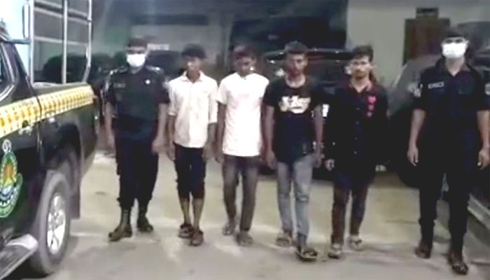 রাজধানীতে ছিনতাই চক্রের হোতাসহ গ্রেপ্তার ২৯