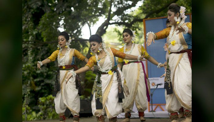 নৃত্যদল স্পন্দনের সম্মেলক পরিবেশনা। প্রবা ফটো 
