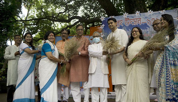শরৎ উৎসবের মঞ্চে সংস্কৃতি প্রতিমন্ত্রী কে এম খালিদ, ঢাকা বিশ্ববিদ্যালয়ের উপাচার্য মো. আখতারুজ্জামানের সঙ্গে রয়েছেন সত্যেন সেন শিল্পীগোষ্ঠীর সহ সভাপতি ড. নিগার চৌধুরী। প্রবা ফটো