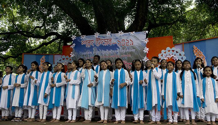 শিশু শিল্পীদের কণ্ঠে সম্মেলক আবৃত্তি। প্রবা ফটো 
