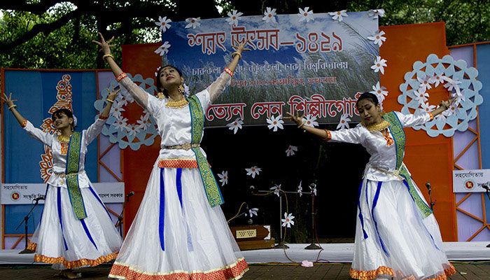 নৃত্যজনের সম্মেলক পরিবেশনা। প্রবা ফটো