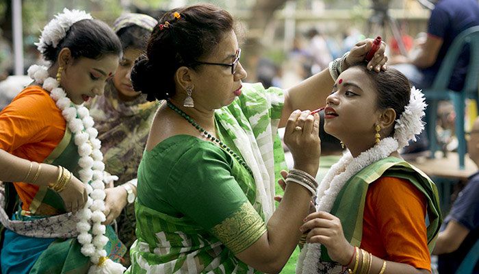 শরৎ উৎসব মঞ্চে দলীয় নৃত্যে পারফর্ম করবে মেয়ে; তার আগে মেয়েকে পরম যত্নে সাজিয়ে দিচ্ছেন মা। প্রবা ফটো 