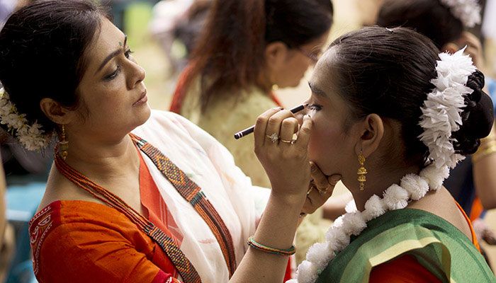 শরৎ উৎসব মঞ্চে দলীয় নৃত্যে পারফর্ম করবে ছাত্রী, নৃত্যদল ভাবনা-র প্রধান সামিনা হোসেন প্রেমার ব্যস্ততা একটু বেশি। প্রবা ফটো 