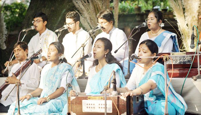 চারুকলার বকুলতলায় ছায়ানটের শরৎ উৎসবে গাইছেন শিল্পীরা। প্রবা ফটো 